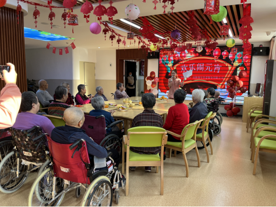 养老中心老人猜灯谜.png