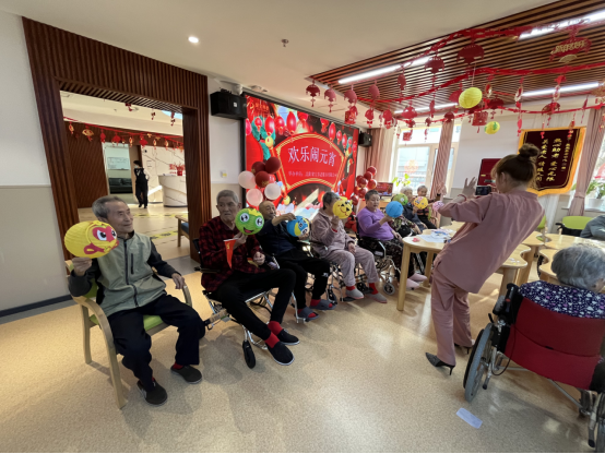 养老中心老人粘灯笼.png