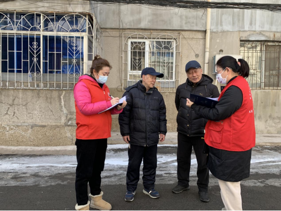 兴华街道九委社区网格员了解居民诉求.png