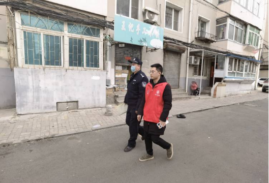 兴华街道九委社区网格员巡查中.png