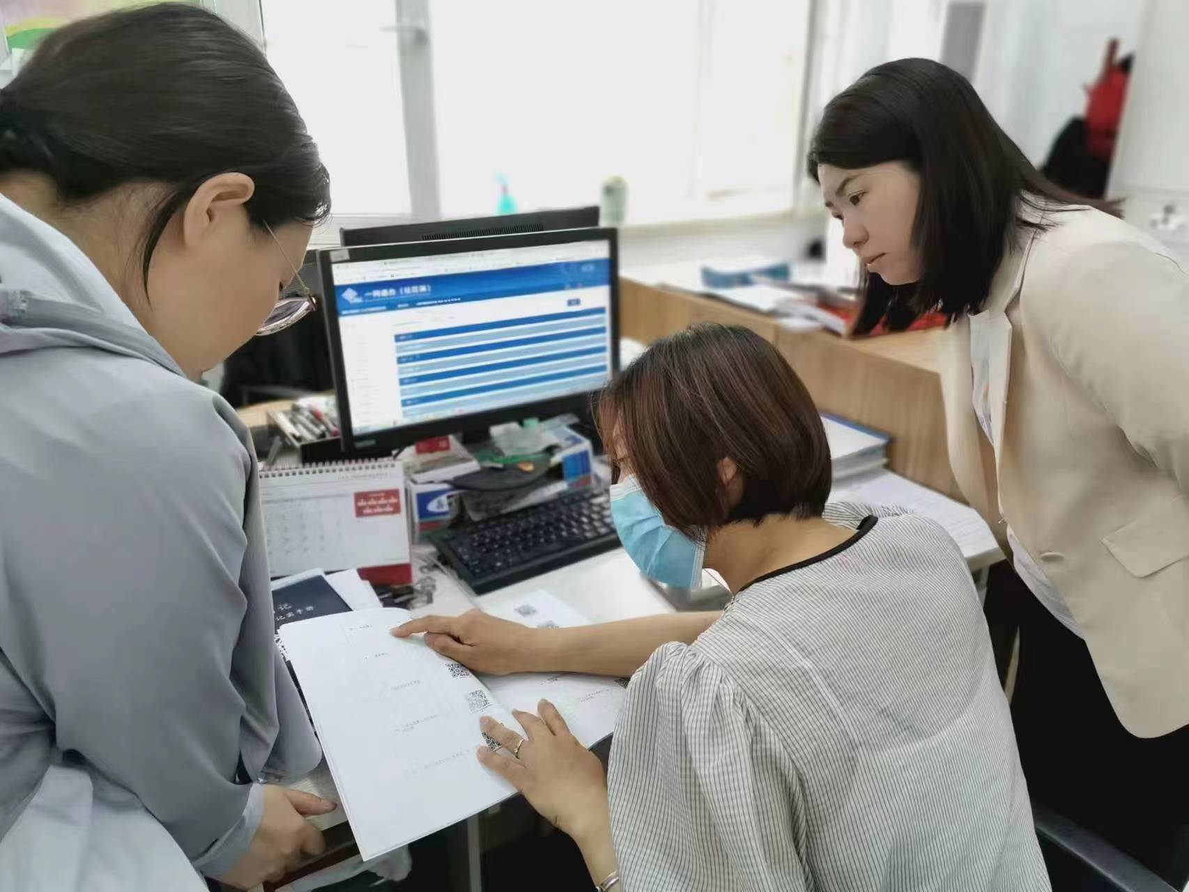 新入职社区工作者分组到皇姑区优秀社区学习照片.jpg