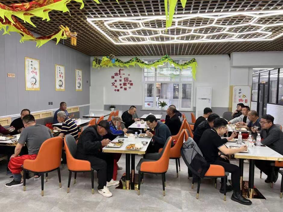 图一 社区居民在虎石台街道古城新都社区食堂就餐.png