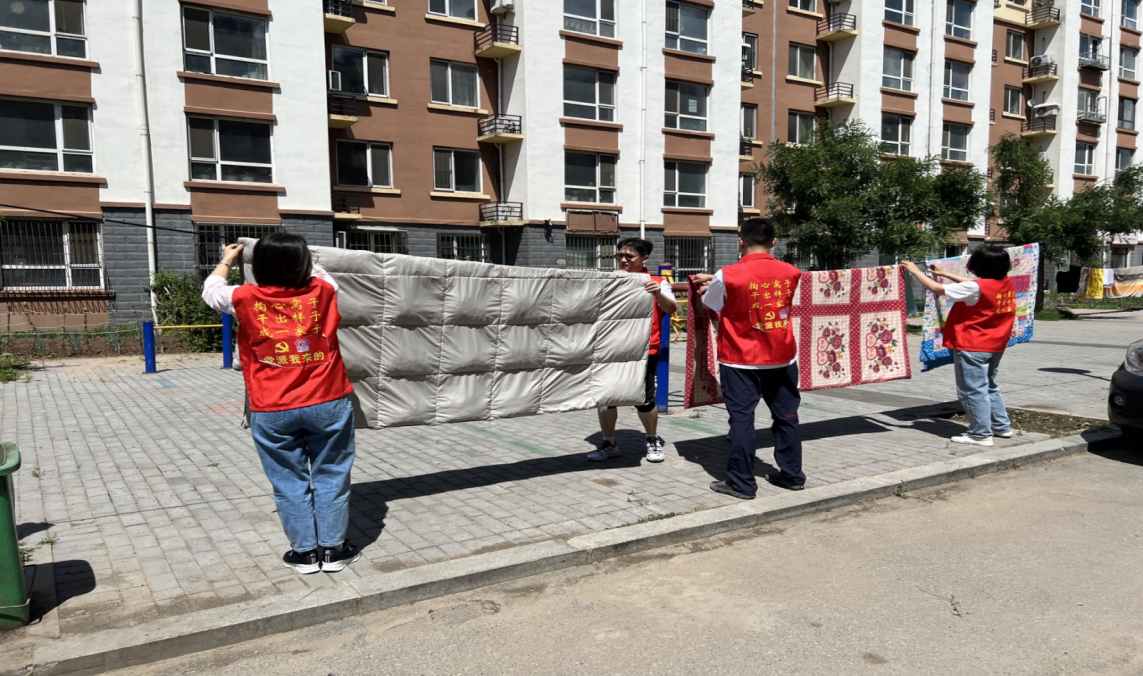 图五 开展“邻里有温度”为老年人晒一次被子活动.png