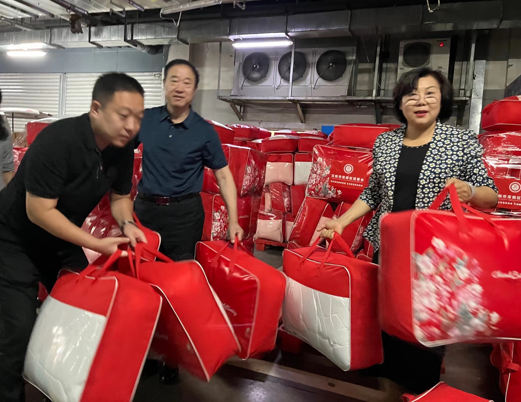 图二:“情暖中秋 与爱同行”关爱困难老人慈善帮扶活动.jpg