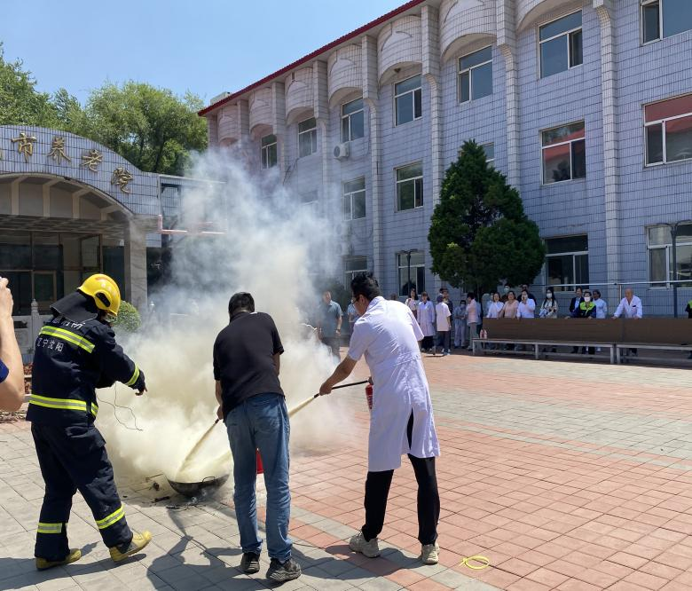 消防员带领班组人员实操灭火1.png ""