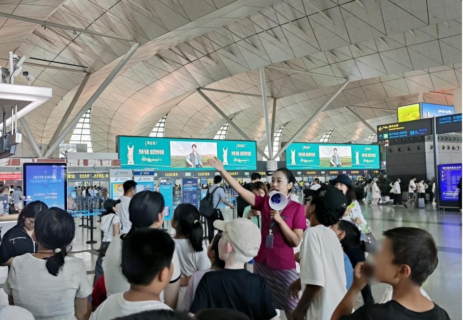 图三:孩子们在桃仙机场沉浸式体验乘机流程.jpg ""
