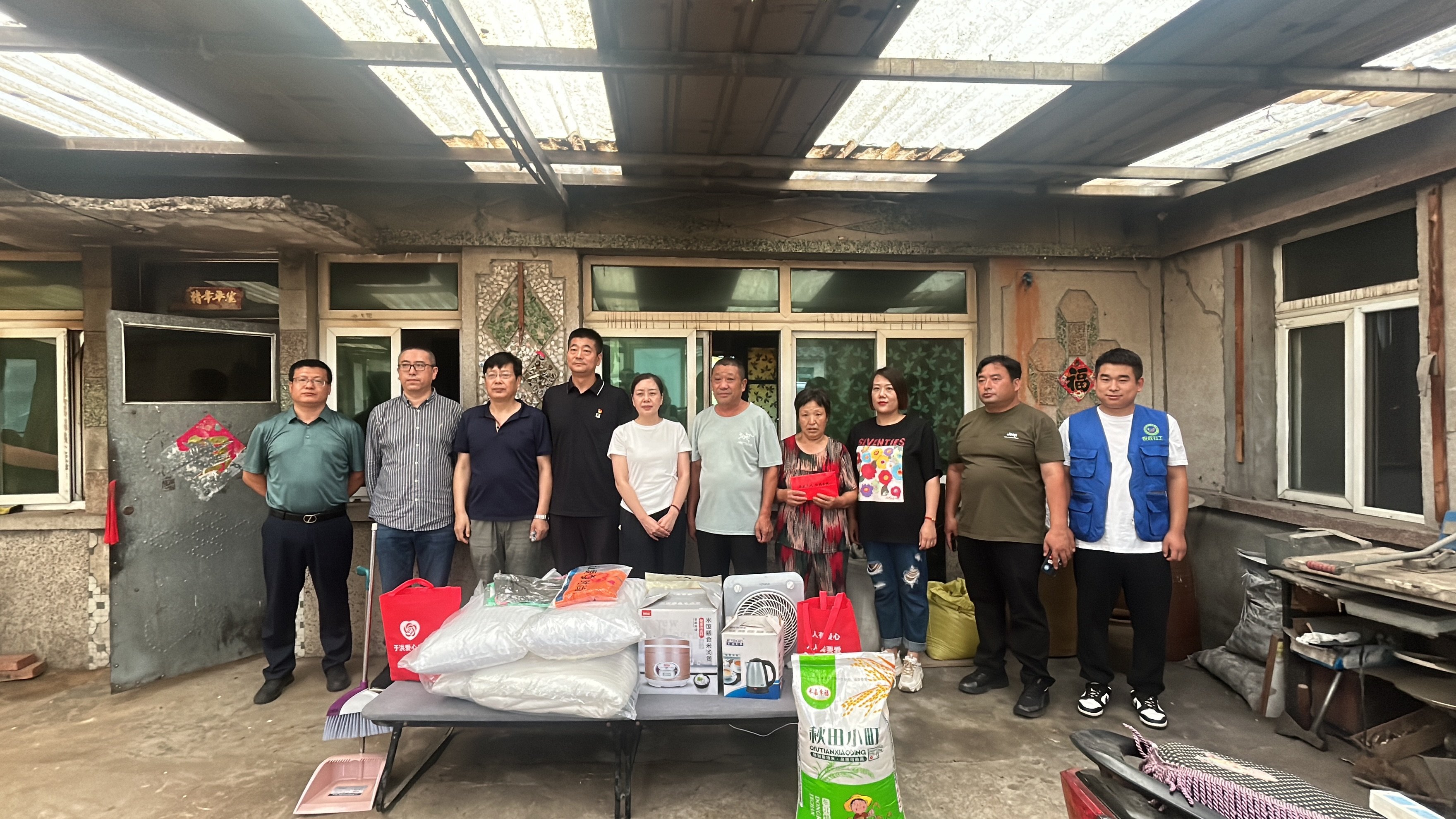 (区民政局会同区慈善会、光辉街道、民政服务站探访受灾村民).png ""