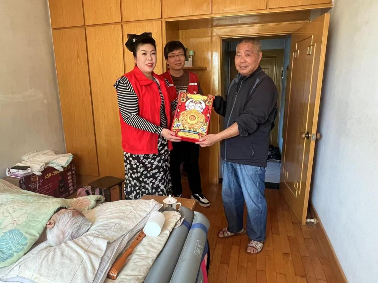 大东区东塔街道临滨社区网格员上门为老人发放月饼.png ""