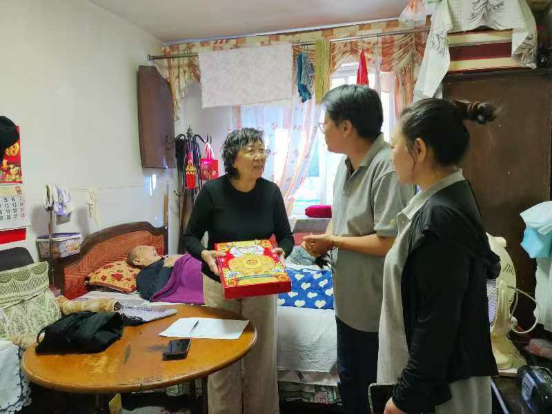 大东区长安街道长安社区网格员到高龄老人家中发放月饼.png ""