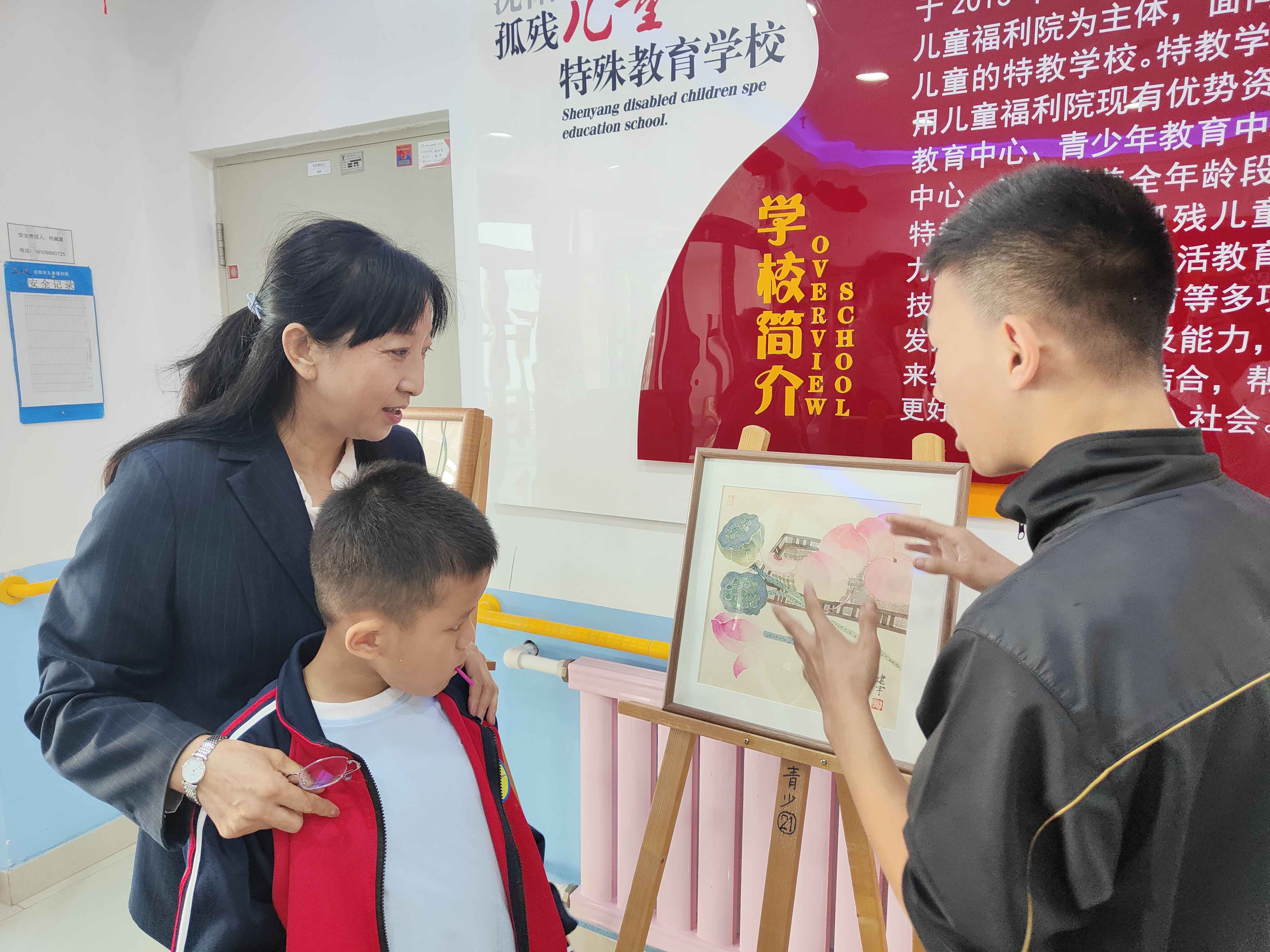 图二:学生讲解自己作品.png ""