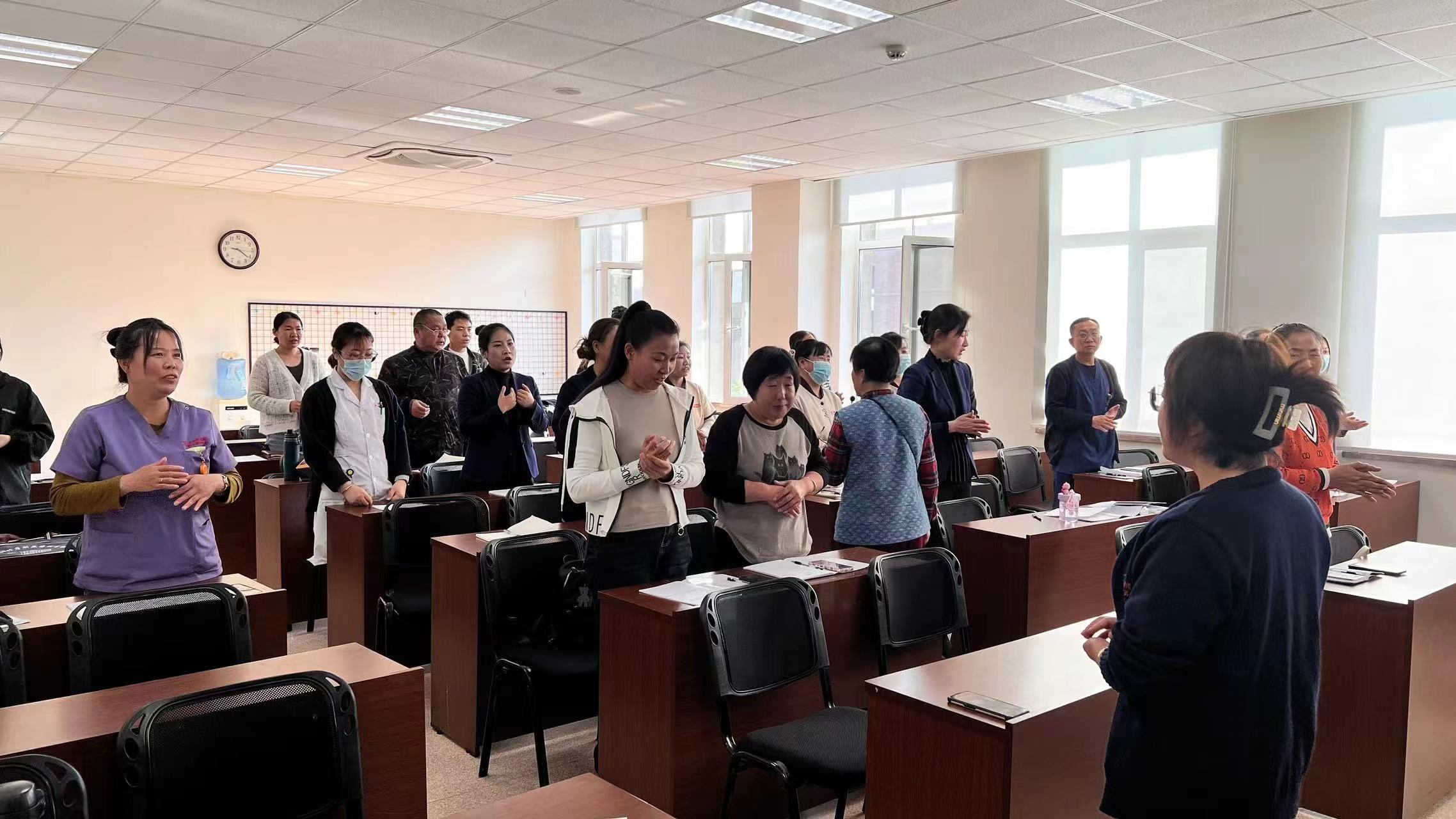 授课老师对养老护理员进行实操训练.jpg ""