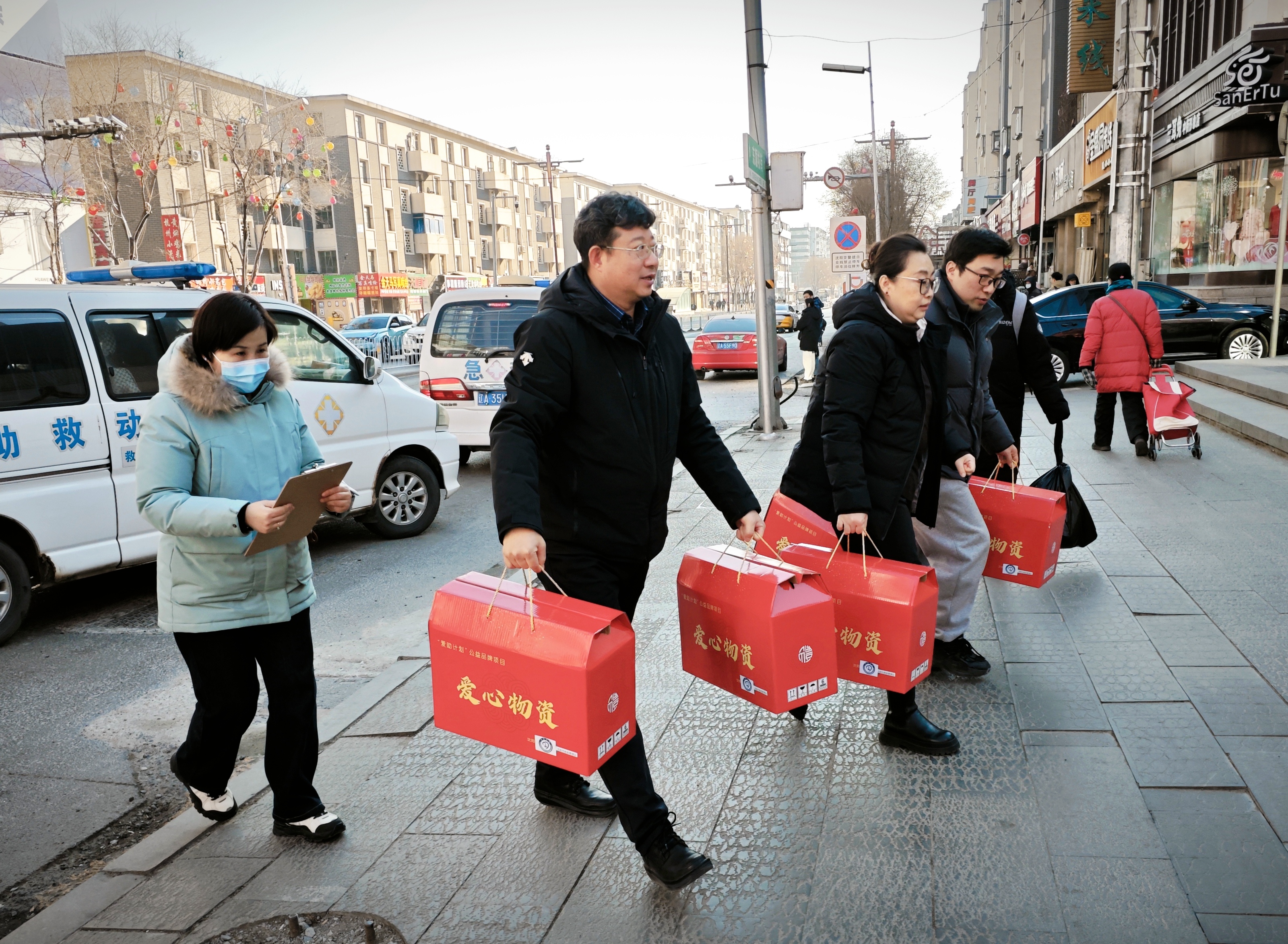 附件1市救助管理站站长韩传辉与市福利彩票中心副主任焦丹向福彩爱心驿站捐赠物资01.jpg ""
