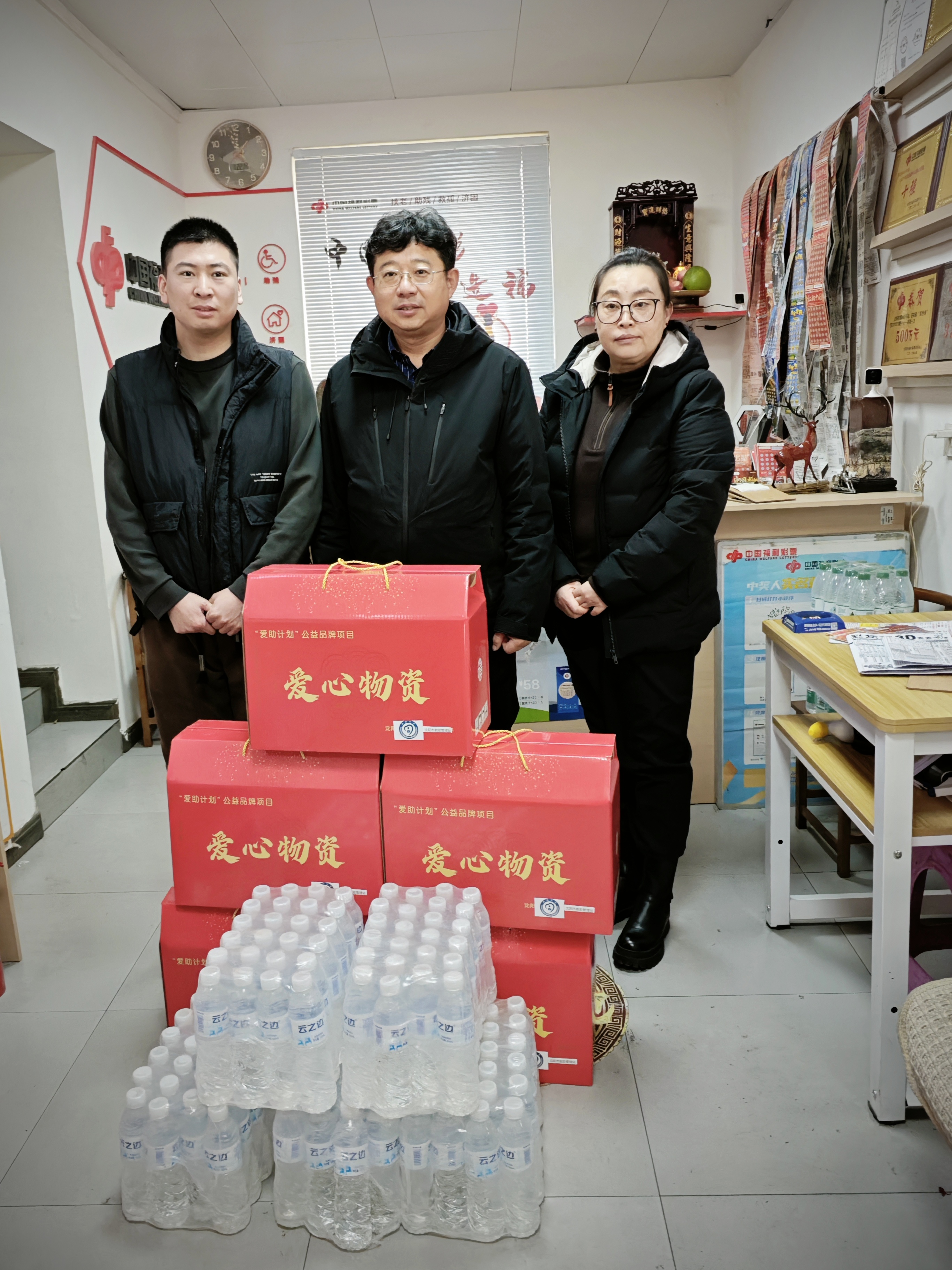 附件2市救助管理站站长韩传辉与市福利彩票中心副主任焦丹向福彩爱心驿站捐赠物资02.jpg ""