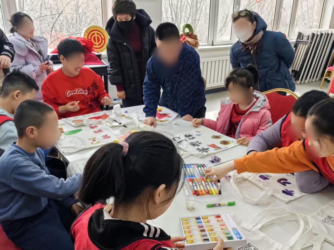图三:市未保中心在于洪区红旗社区开展雷锋纪念日帆布包手绘活动.jpg