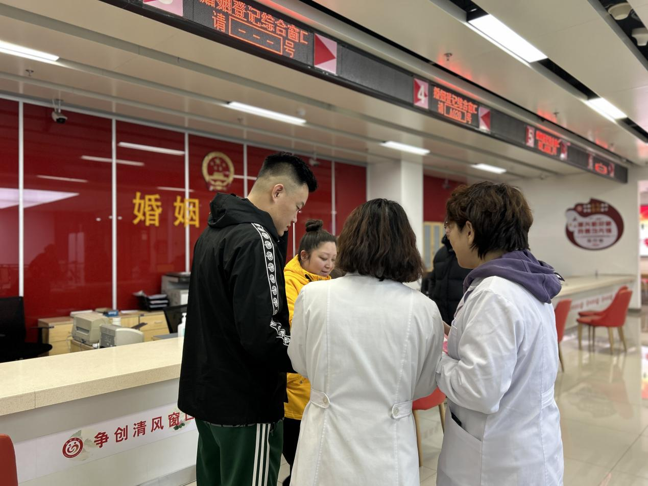妇幼保健中心的医生在为新人普及婚育知识.png ""