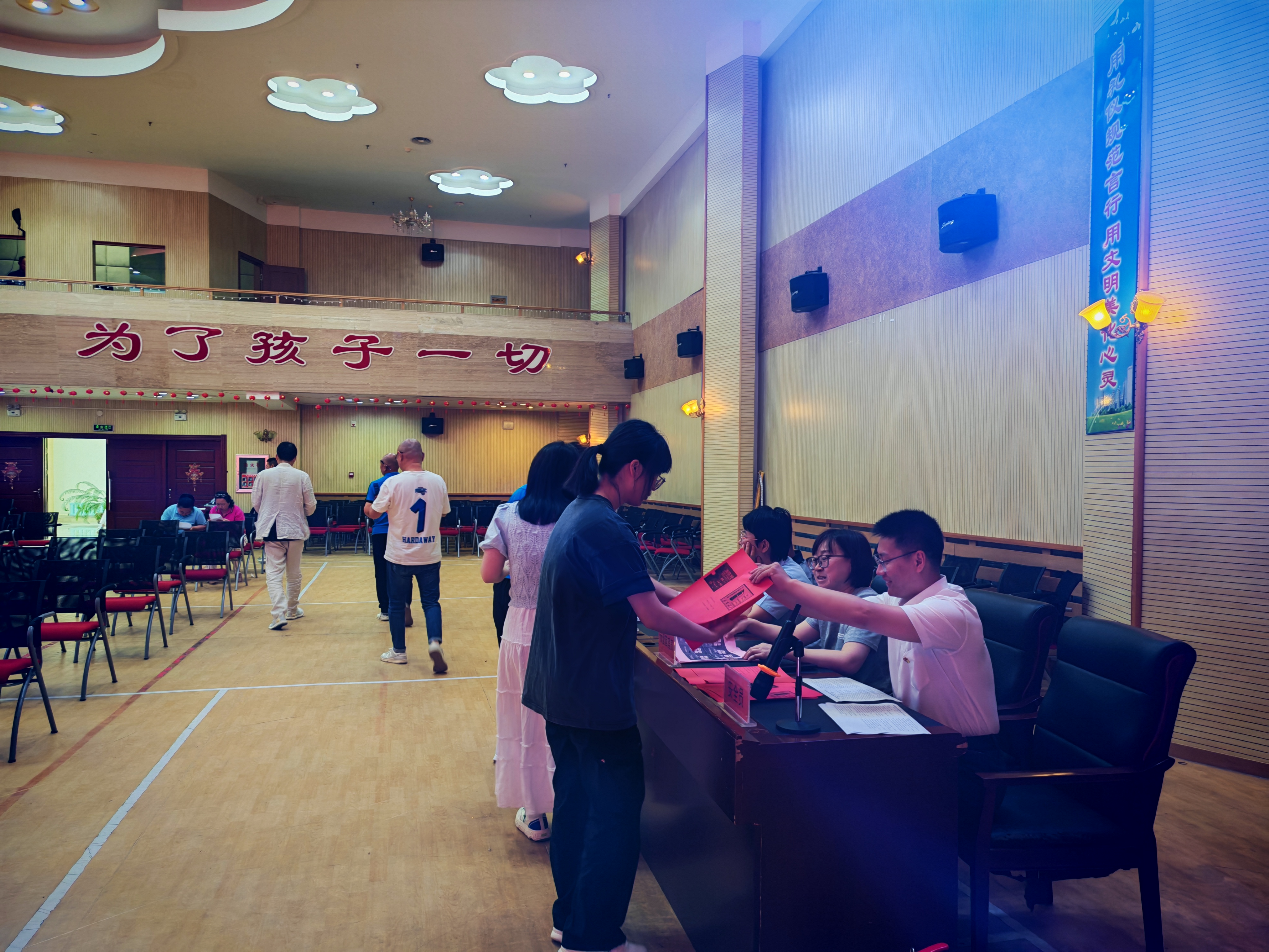 图二:安全宣传咨询日活动中职工询问安全员安全知识.jpg ""