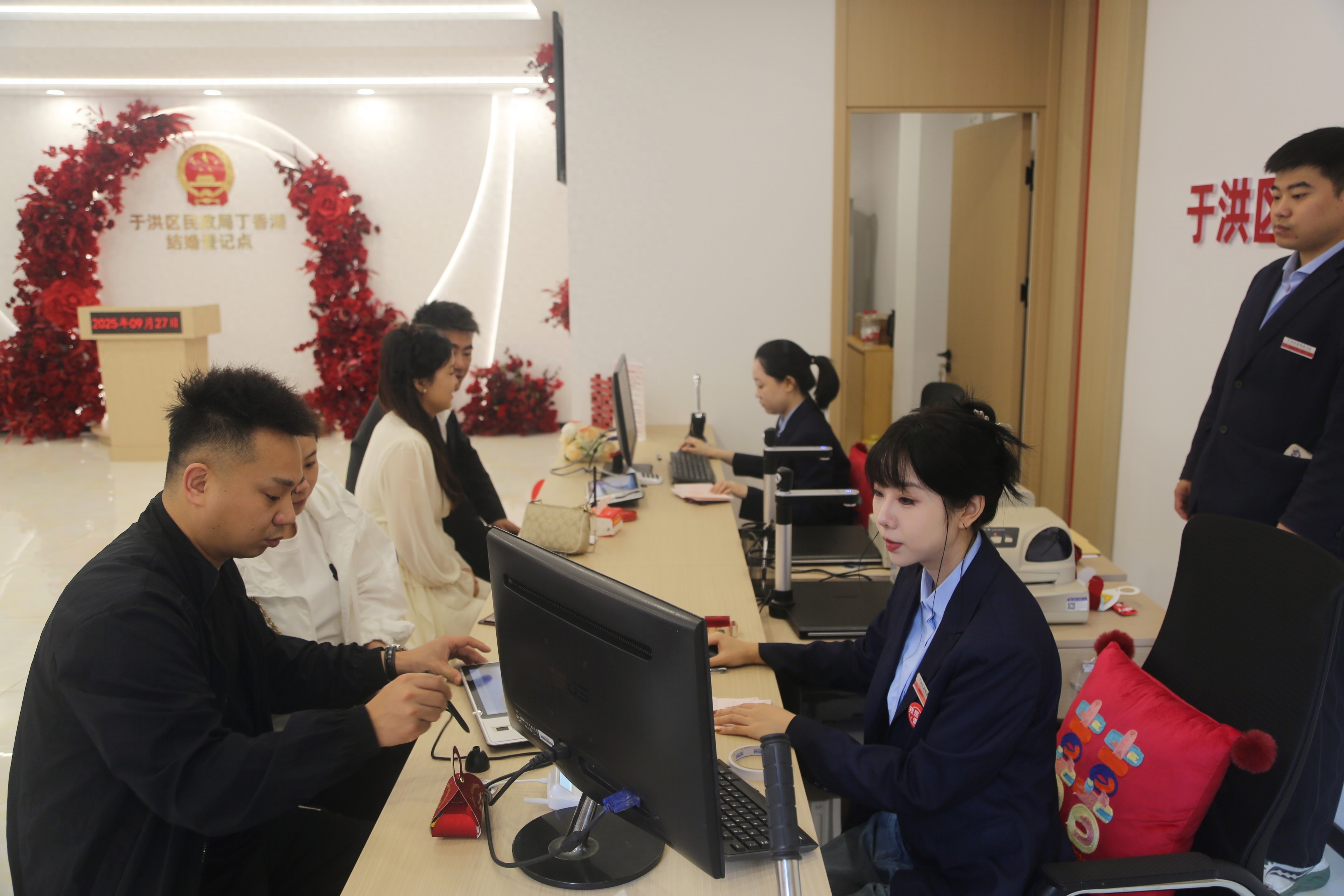 新人在丁香湖结婚登记点办理结婚登记业务.png
