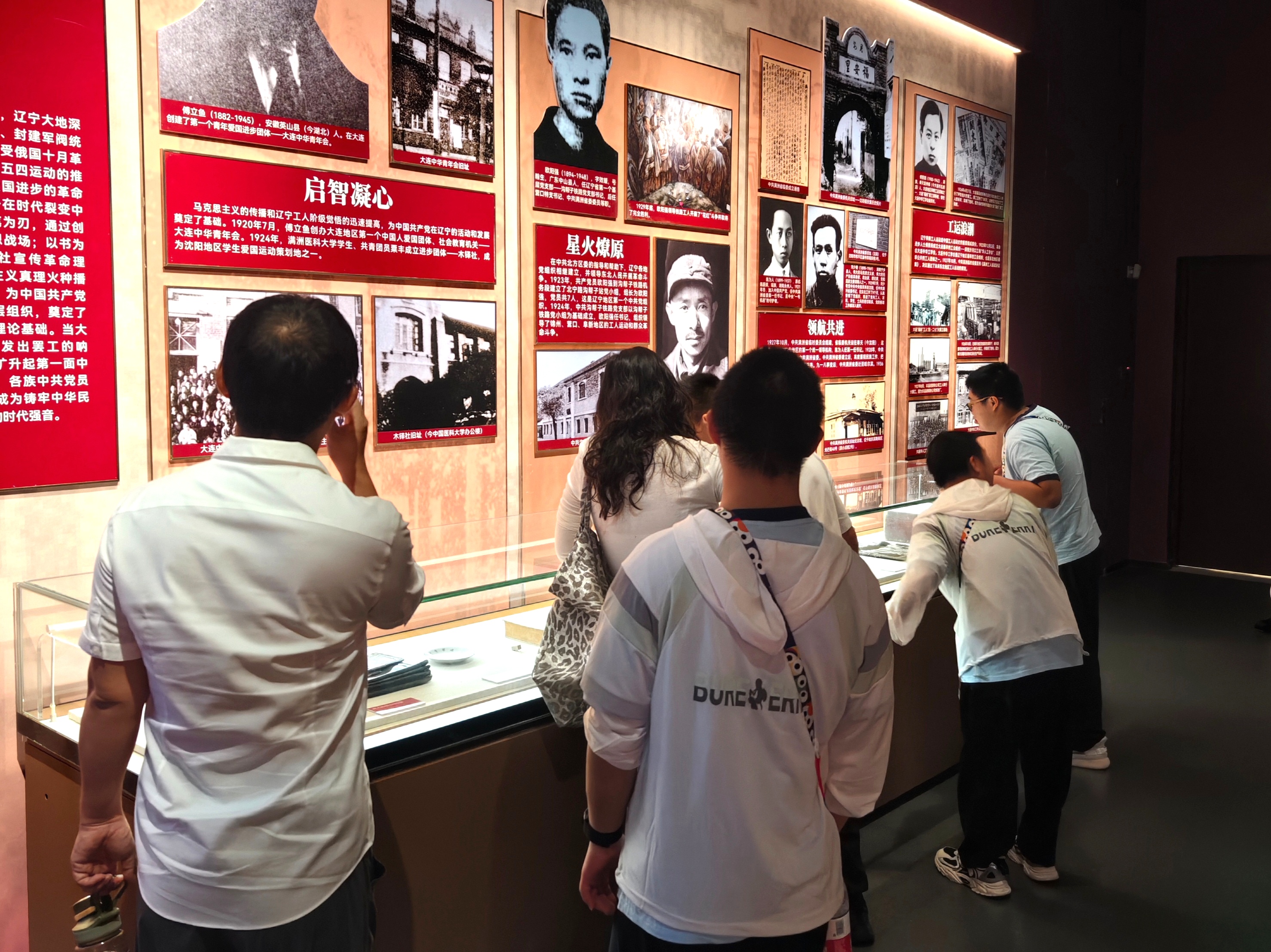 图二:师生参观展品.jpg