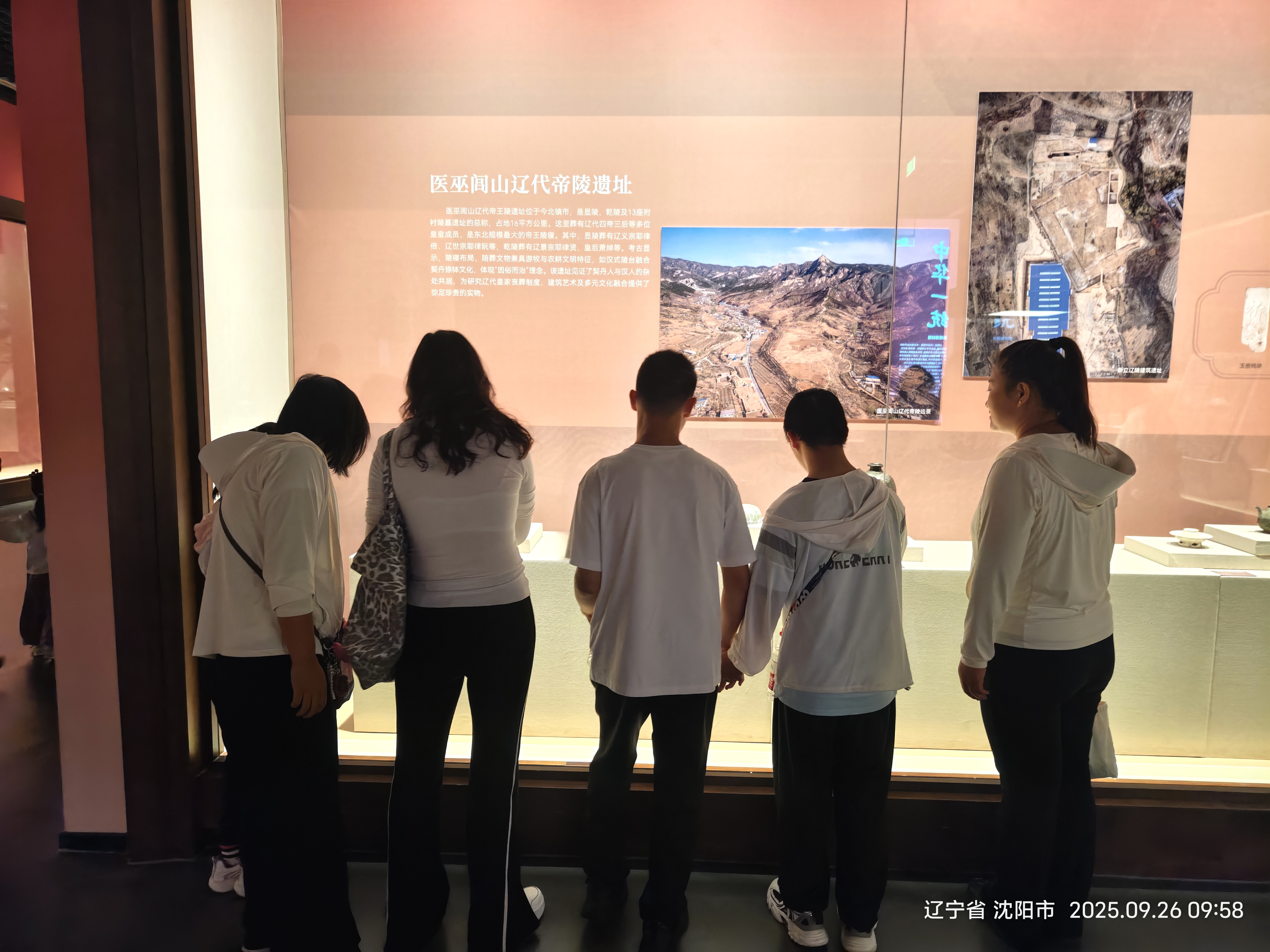 图三:老师为孩子们讲解展品.jpg