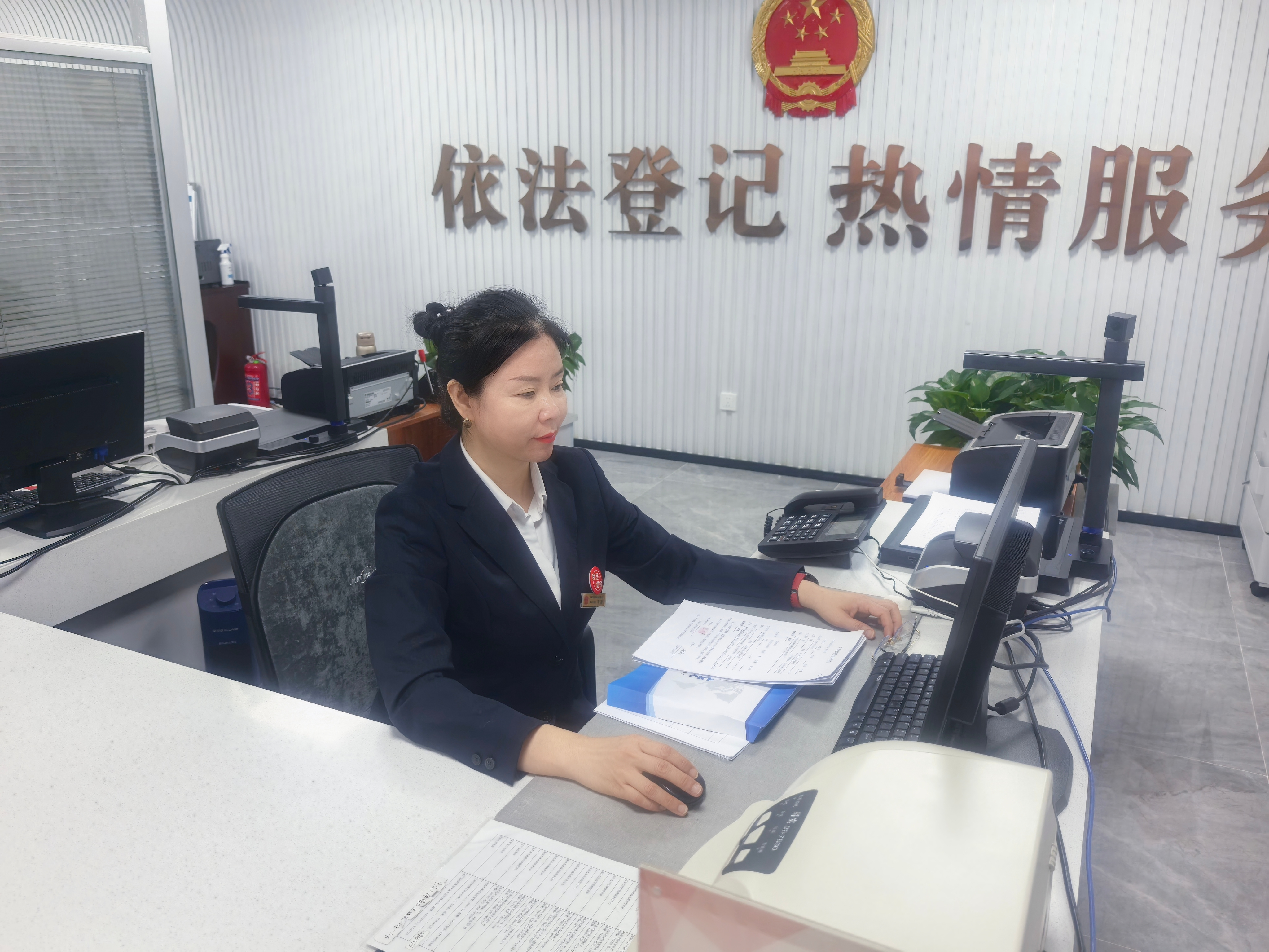 婚姻登记员李蔚在工作中.png
