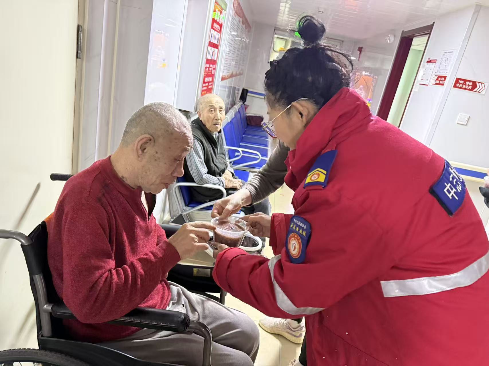 养老机构老人喝到暖心腊八粥.jpg
