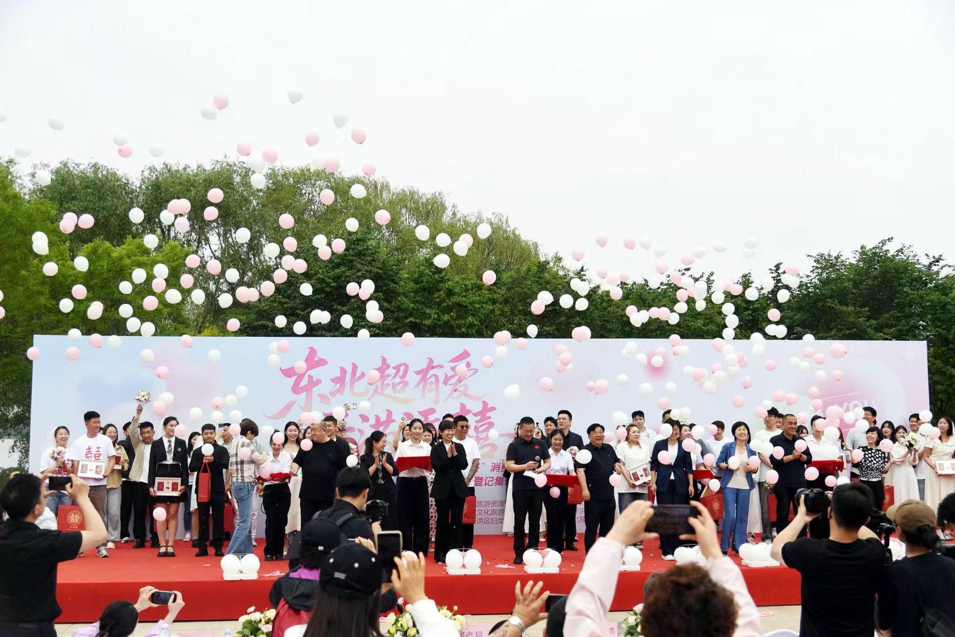 30对新人举行的浪漫集体婚礼.jpg