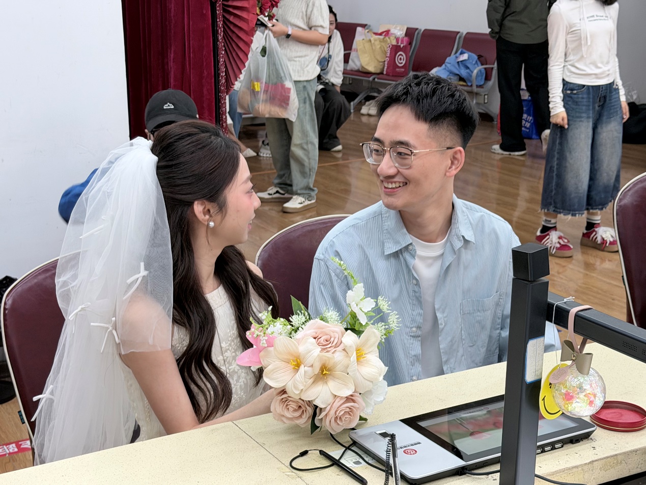 新人在窗口领取结婚证.jpg