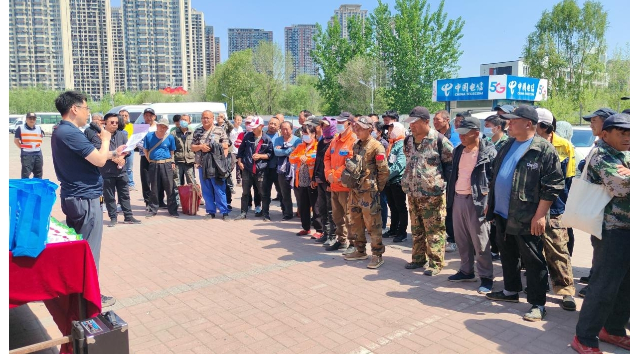 救助站负责人葛鹏为外来务工人员讲解救助政策.jpg