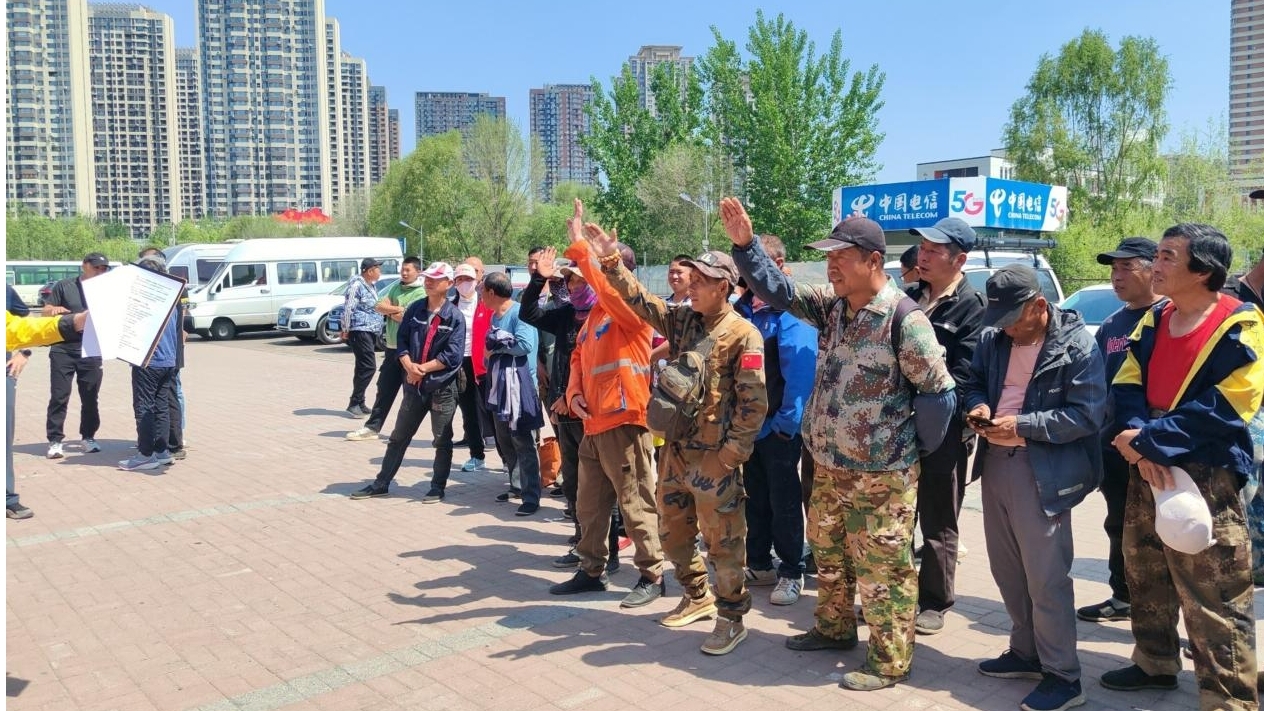 群众踊跃参与知识问答环节.jpg