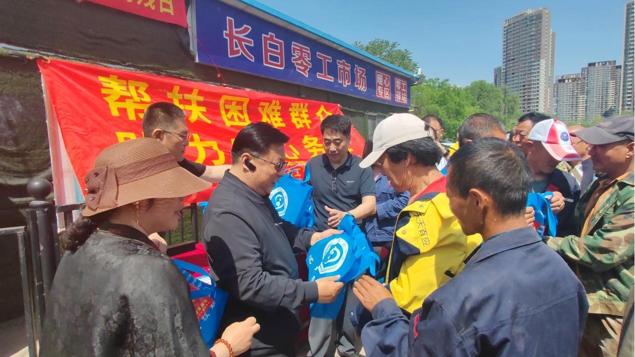 工作人员发放爱心温暖包1.jpg