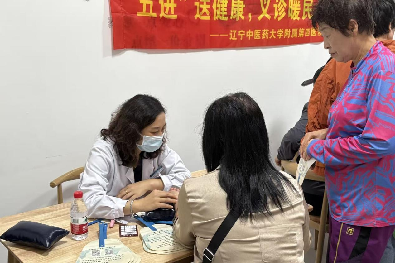 专业医师为老年群众开展健康义诊检查.png