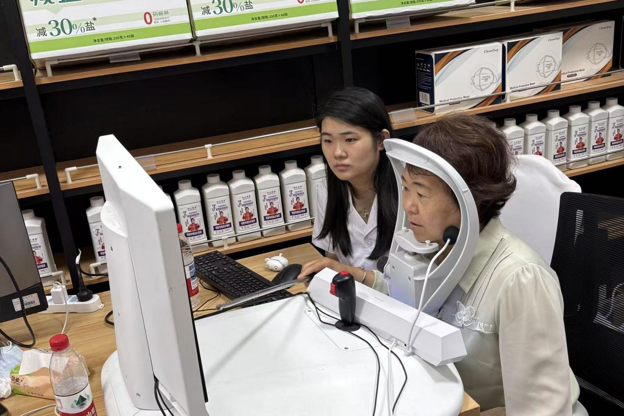 老年群众参与脑健康科普与筛查服务.png