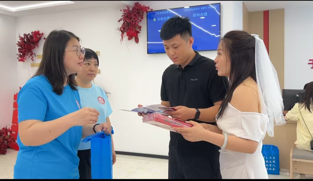(于洪区档案馆的工作人员赠送新人家庭档案礼盒).jpg