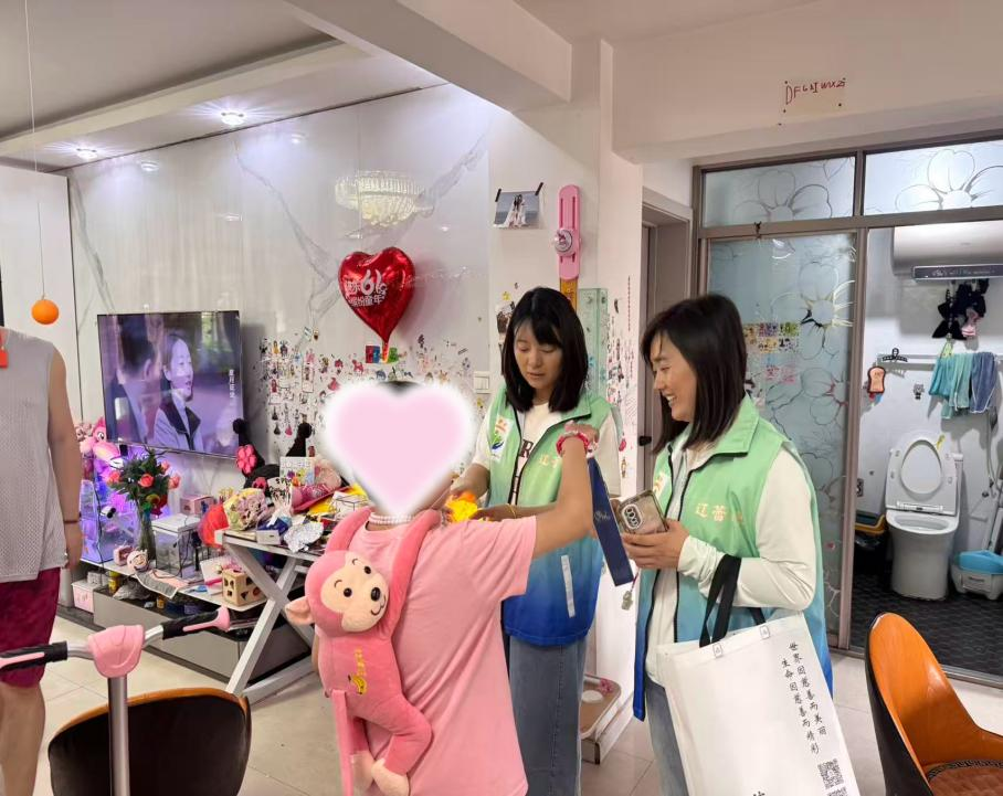 工作人员为困境儿童献爱心.png