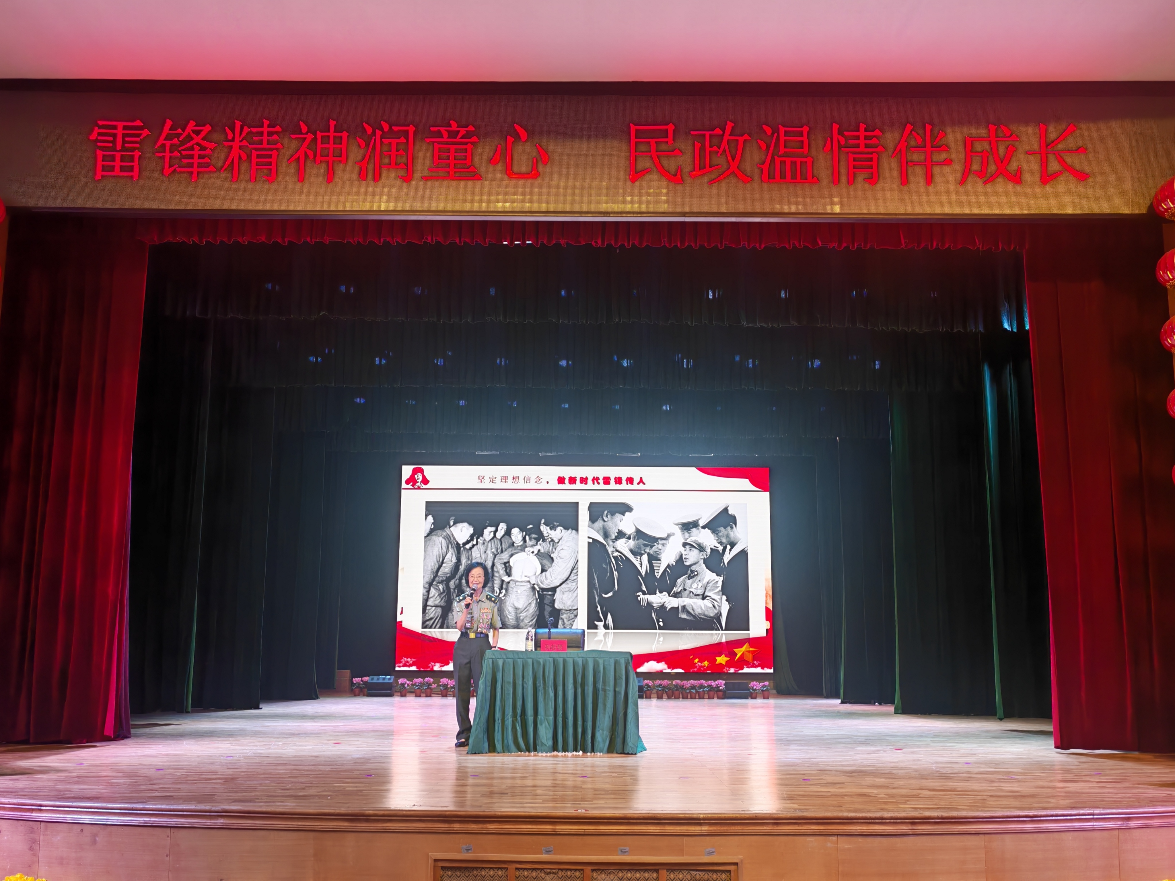 图一:孙桂琴老师宣讲雷锋事迹.jpg