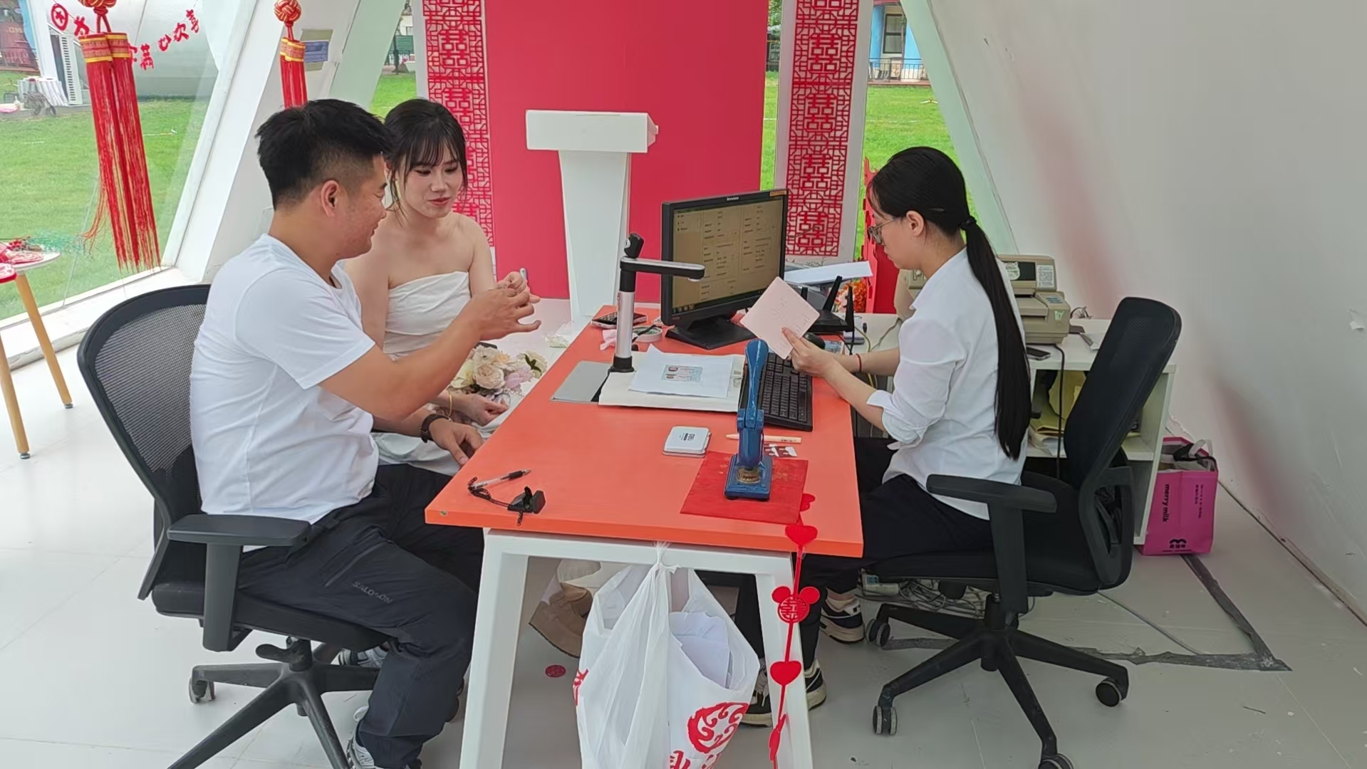 铁西红梅登记点办理结婚登记.jpg