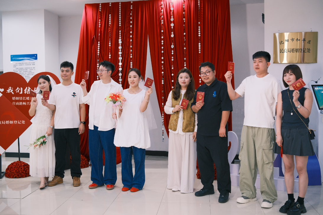 和平区婚姻登记处为新人举行集体颁证仪式.png