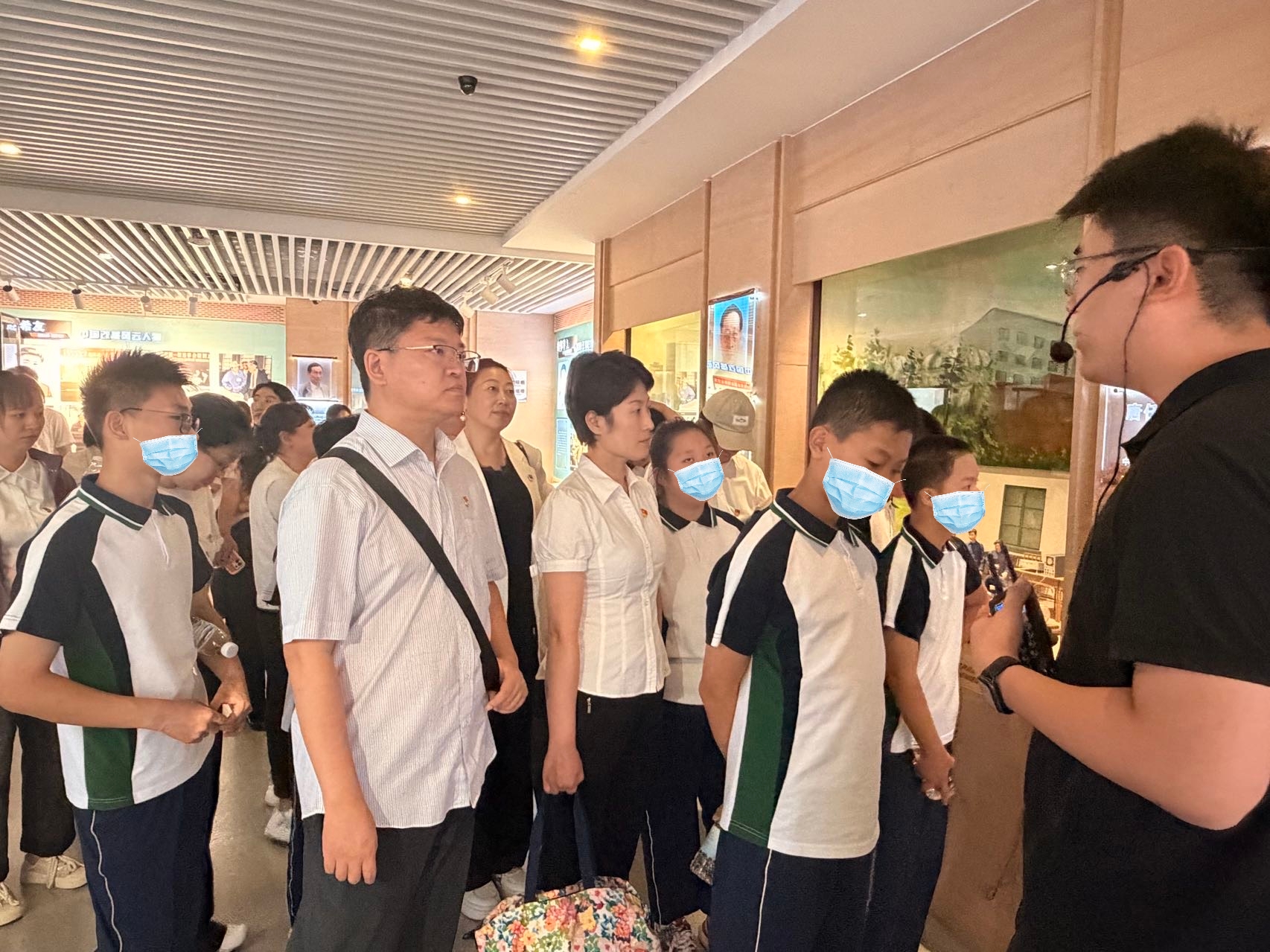 图一 市儿童福利院党员和儿童认真聆听劳模事迹.jpg