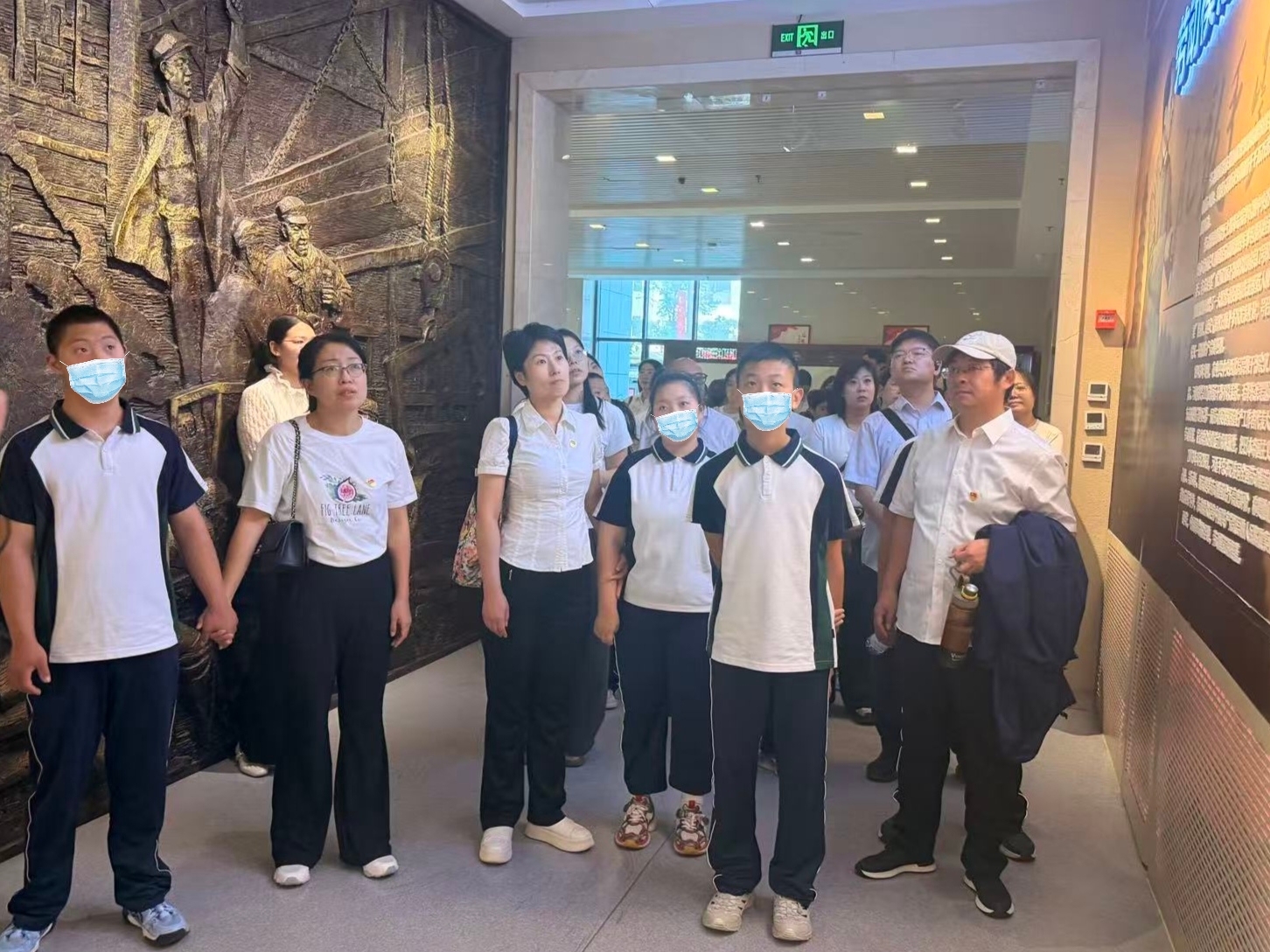 图二 市儿童福利院党员和儿童观看劳模故事演绎.jpg
