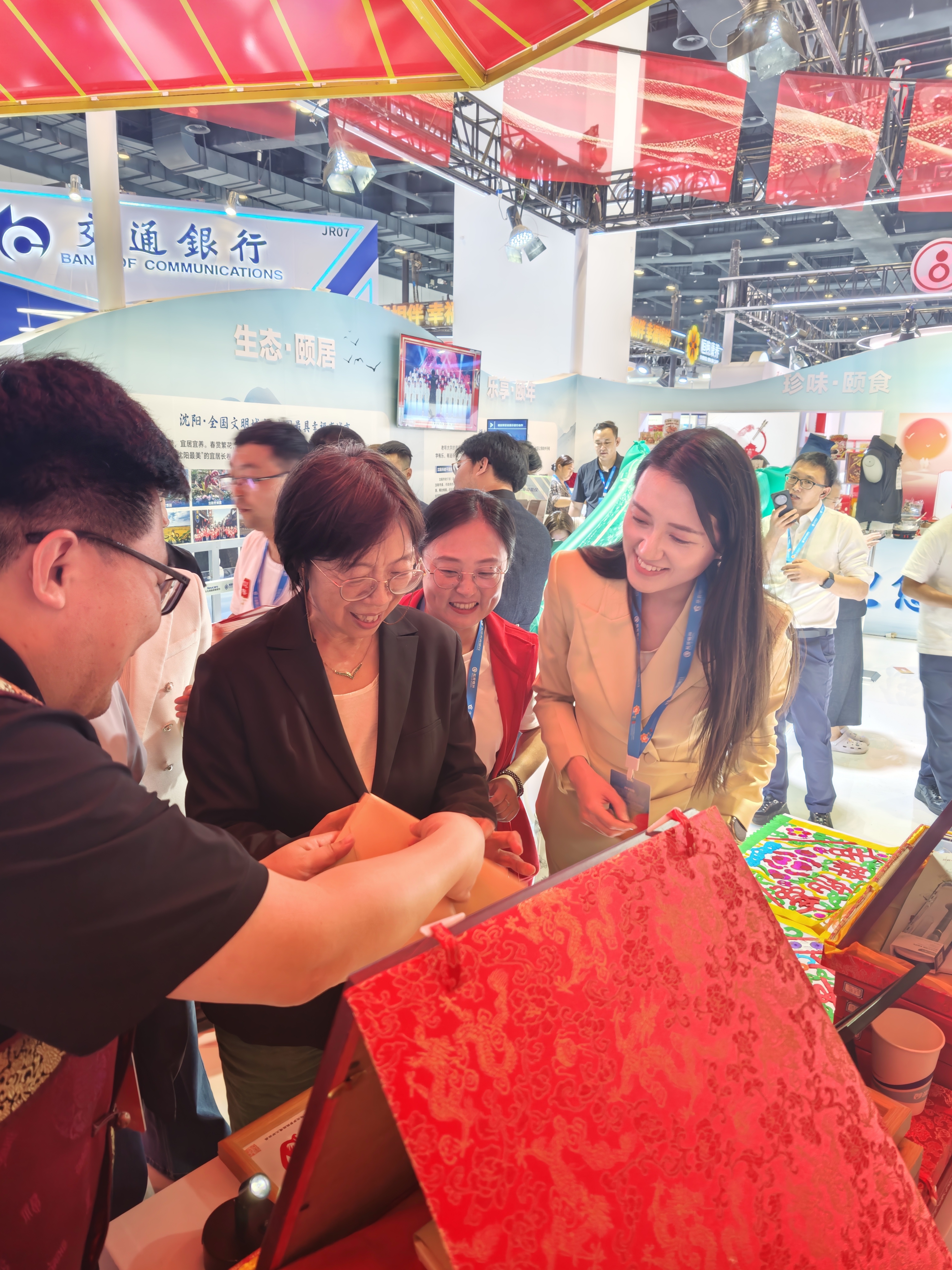 沈阳市政协副主席王燕玲在沈阳市城市展区参观.jpg